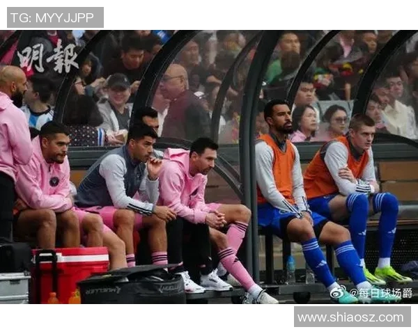 足球明星与偶像亲密合照瞬间展现球场外的友谊与魅力