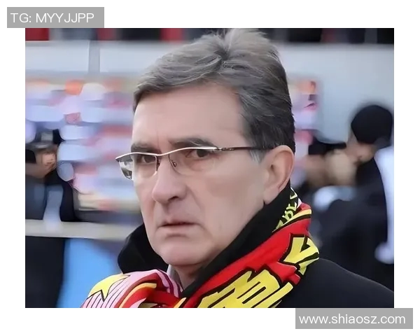 足球明星双手交叉站位图解析与战术运用的深度探讨与分析