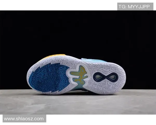 欧文新鞋发布会引发热议踩踏耐克Logo展现艺术无界限的真实表达 欧文新鞋发布会引发热议踩踏耐克Logo展现艺术无界限的真实表达